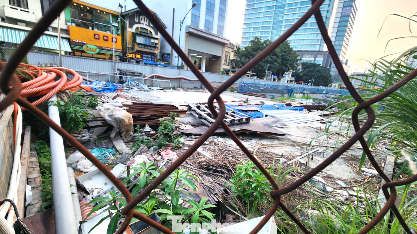 Bên trong công trường.