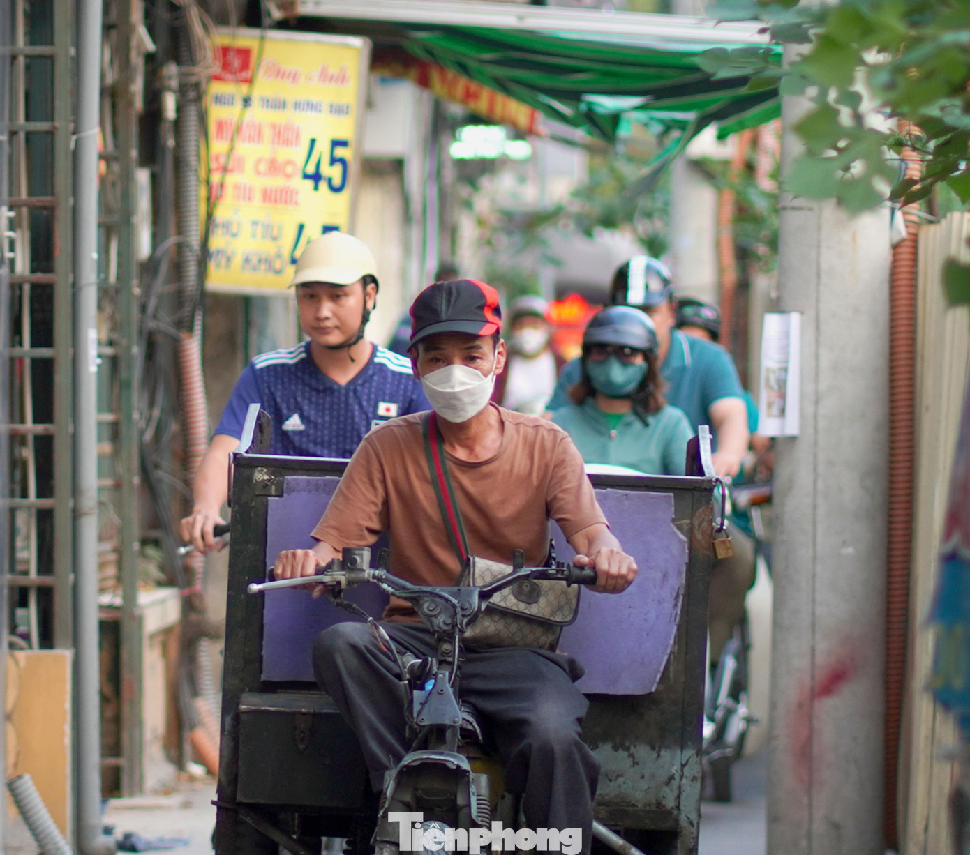 Vốn là mặt phố lớn, kinh doanh sầm uất, đến nay nhiều cửa hàng đã phải chuyển đi. Hoạt động sinh kế đường phố của cư dân chịu thiệt hại nghiêm trọng.