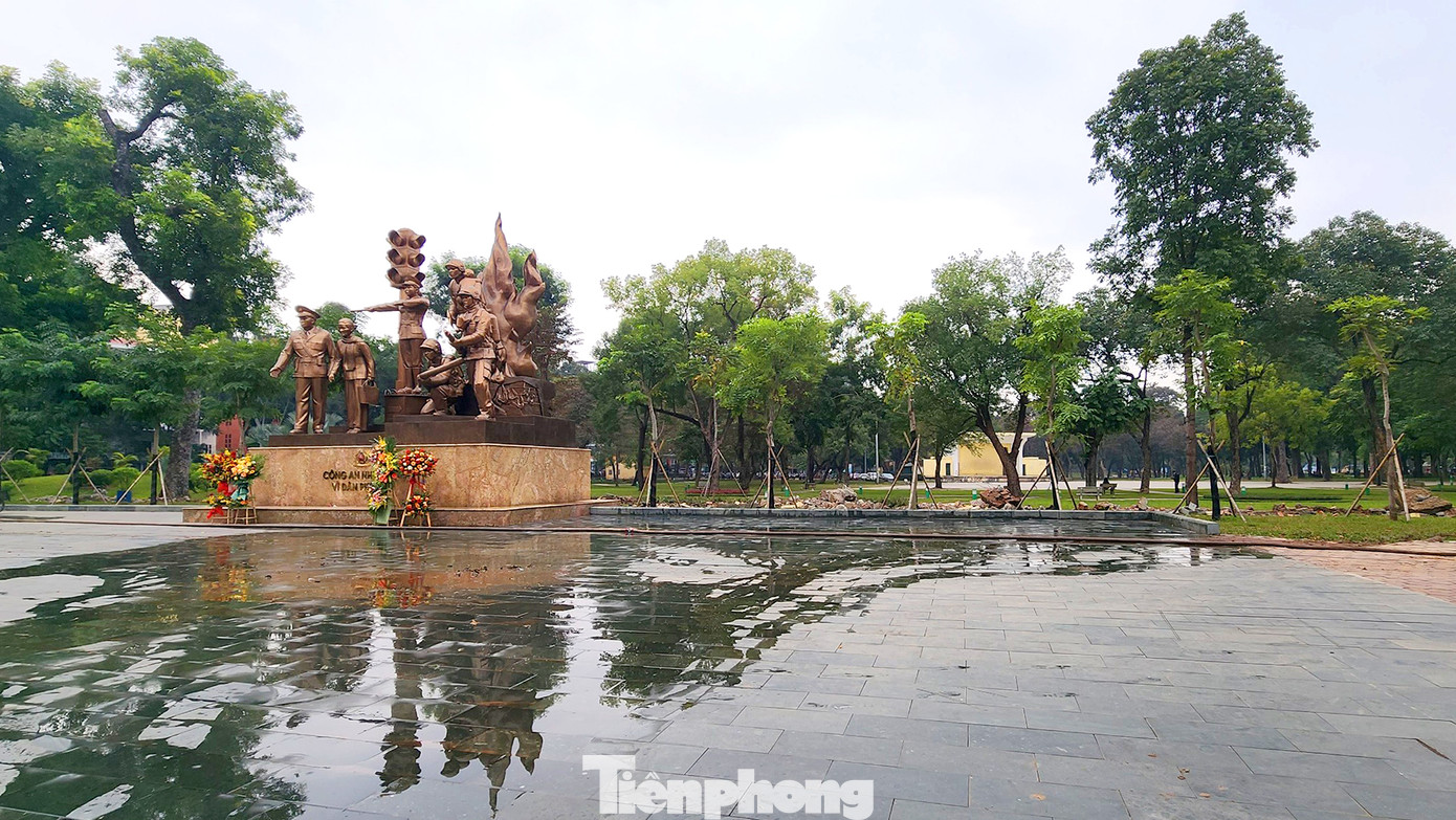 Hàng rào phía sau khu vực tượng đài Công an Nhân dân cũng đã hoàn tất việc tháo dỡ, hiện đang trong thời điểm được vệ sinh, dọn dẹp.