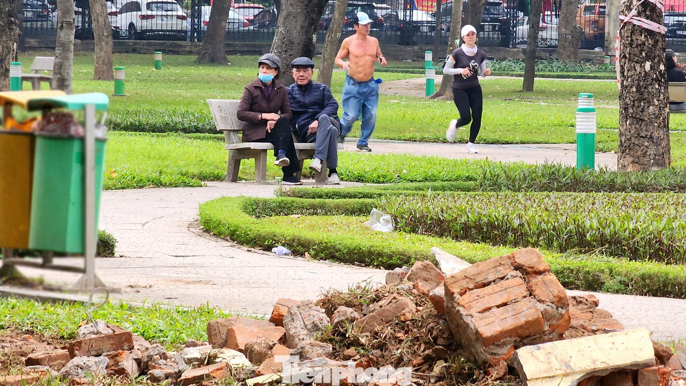 Một số người dân cũng lo ngại với việc đảm bảo an ninh trật tự cùng không gian mở này. Tuy vậy, đa số vẫn thể hiện sự háo hức chờ đợi thời điểm khu vực này kết nối hoàn toàn với phố đi bộ Trần Nhân Tông - Thiền Quang dự kiến vào ngày 30/12 tới đây.