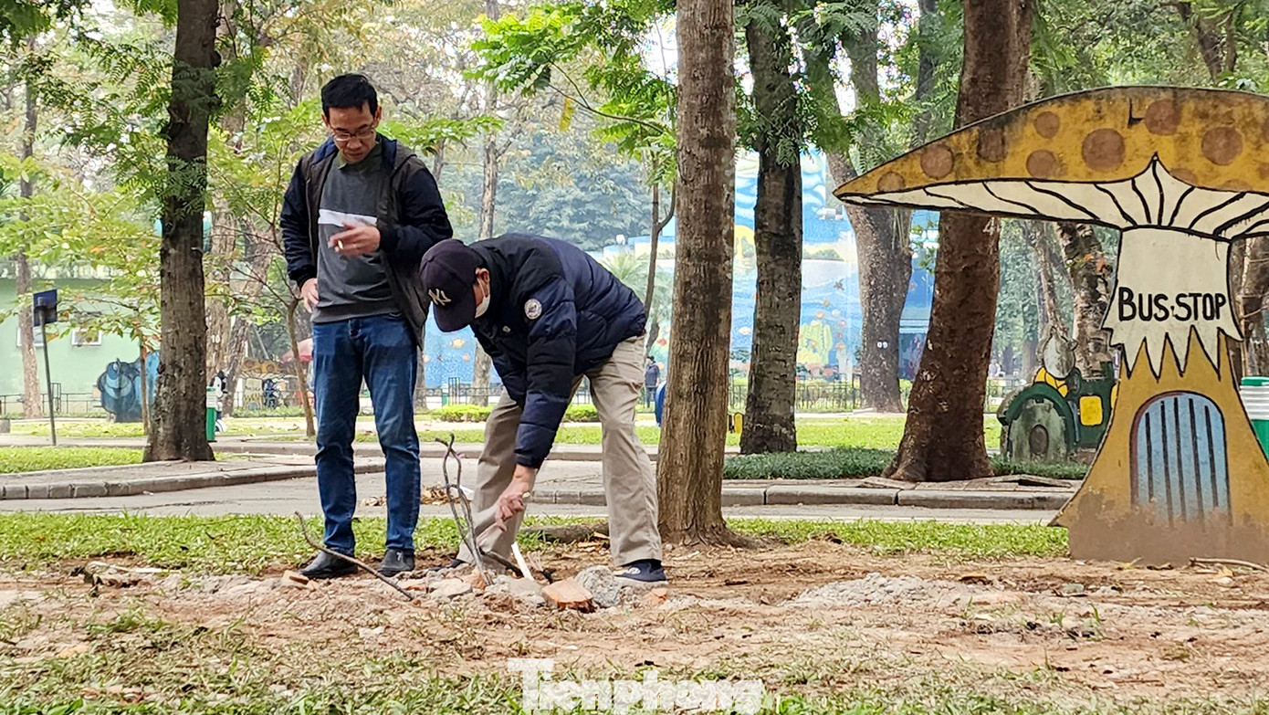 Nhân viên thi công đang tiến hành kiểm tra đoạn cốt tường hàng rào cũng như một số hệ thống ngầm còn sót lại trước khi tiến hành san lấp.