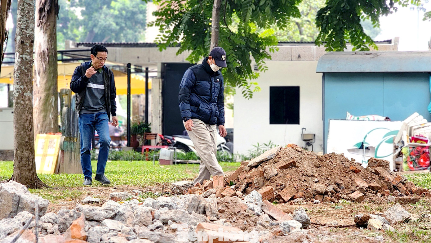 Theo thông tin từ Công ty Công viên Thống Nhất, công ty đã huy động 50% cán bộ, công nhân lao động triển khai thực hiện nhằm bảo đảm hoàn thành kịp thời phương án hạ thấp hàng rào. Trong ảnh: Vật liệu cốt tường rào sau tháo dỡ đang được tập kết.