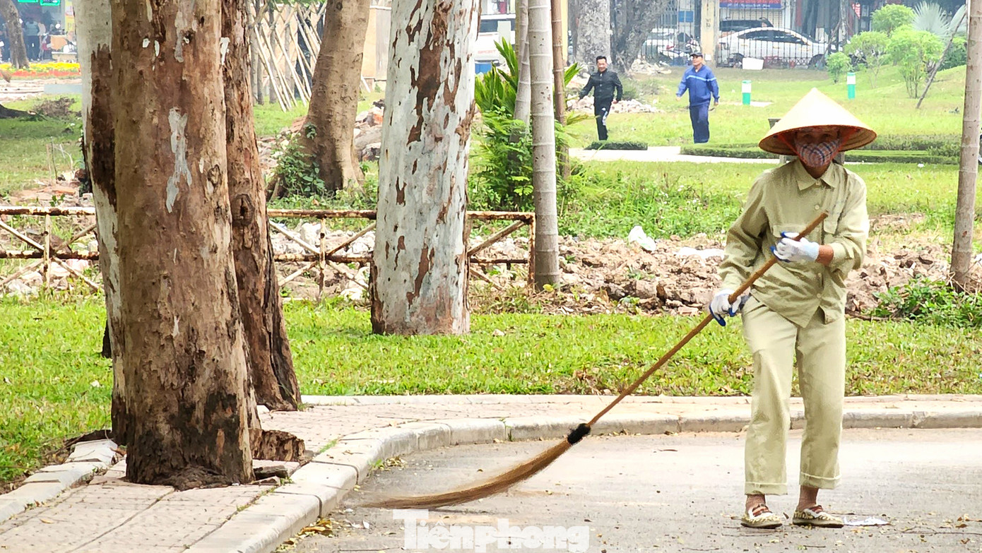 Theo ghi nhận của phóng viên, song song công tác hạ rào, công tác đảm bảo vệ sinh khu vực được triển khai thường xuyên và bài bản, không tạo ảnh hưởng tiêu cực tới không gian xung quanh.