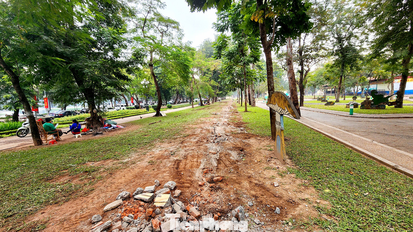 Tổng chiều dài hàng rào cần xử lý hạ thấp khoảng 566m, để tạo không gian mở kết nối với tuyến phố đi bộ. Các trụ cột hàng rào đã được UBND thành phố phê duyệt, phục vụ tuyến phố đi bộ khu vực đường Trần Nhân Tông (dự kiến khai trương ngày 30/12/2022). Trong ảnh: Mặt hàng rào phía phố Trần Nhân Tông nhìn qua hướng hồ Thiền Quang (đã hoàn thành hạ rào).