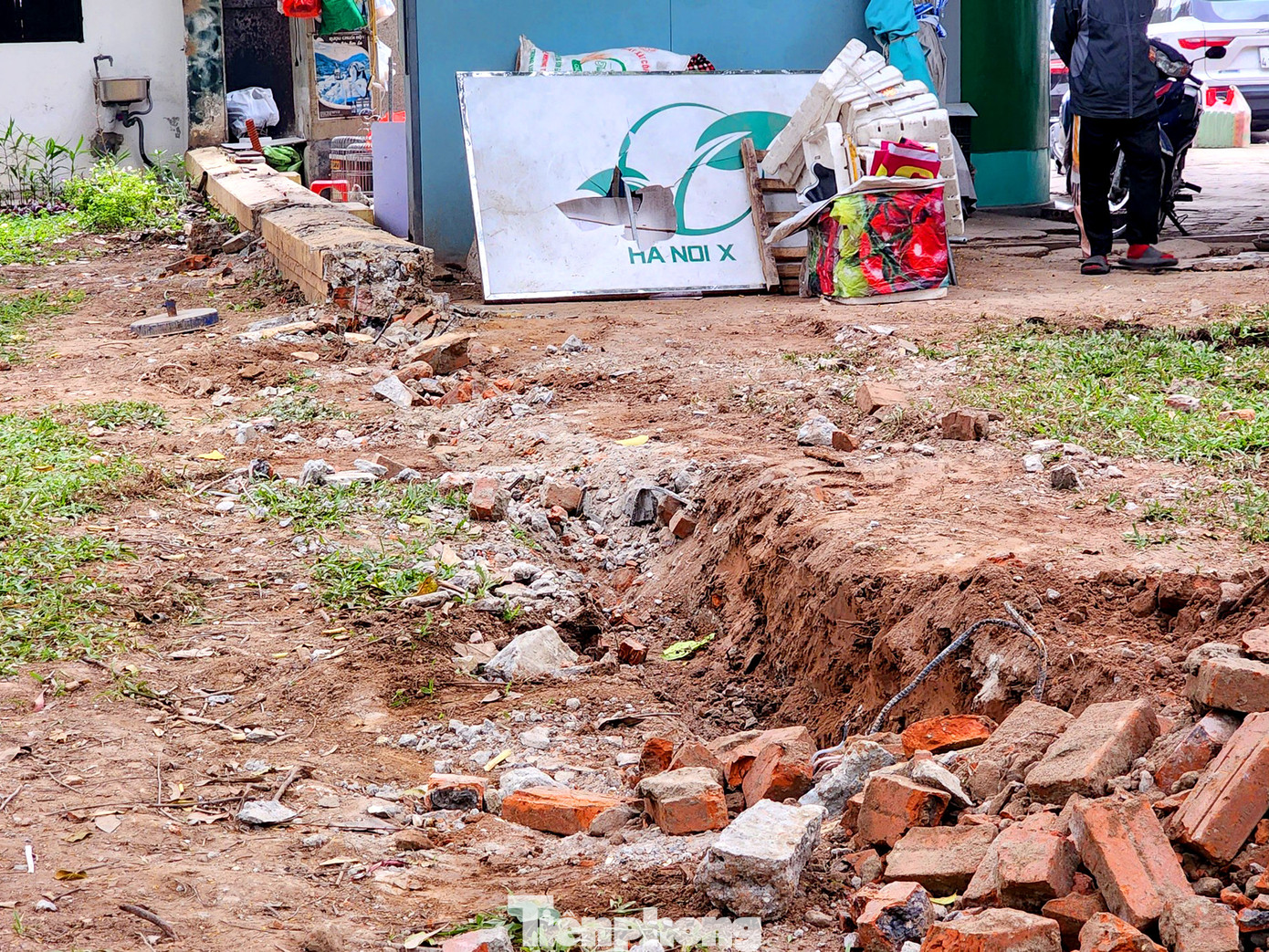 Đoạn bệ tường cuối cùng chờ xử lý.