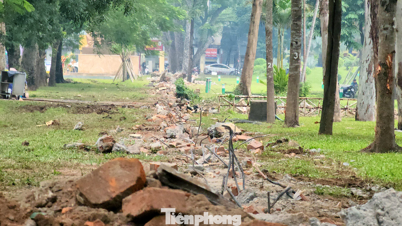 Cây cối bị ảnh hưởng bởi việc hạ rào đã được chuyển ra khỏi khu vực hàng rào. Theo chia sẻ của nhân viên thi công công trình với phóng viên cho biết, đoạn vật liệu này trong vài ngày tới sẽ sớm được san ủi, và có phương án phủ cỏ nền cũng như cây cảnh trang trí.