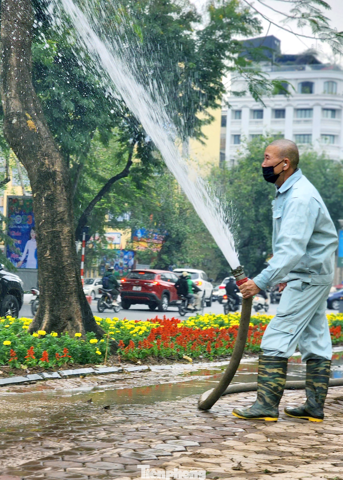 Hạ rào, tạo không gian mở cho Công viên Thống Nhất giúp người dân tiếp cận dễ dàng và thuận tiện hơn. Đặc biệt việc không bán vé, thu phí vào công viên nữa được đông đảo người dân đồng tình.