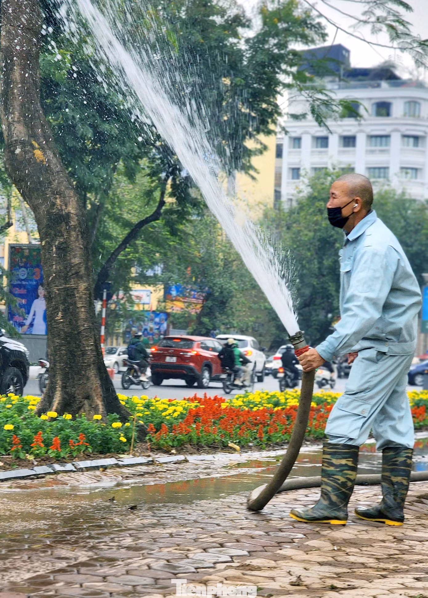Hạ rào, tạo không gian mở cho Công viên Thống Nhất giúp người dân tiếp cận dễ dàng và thuận tiện hơn. Đặc biệt việc không bán vé, thu phí vào công viên nữa được đông đảo người dân đồng tình.