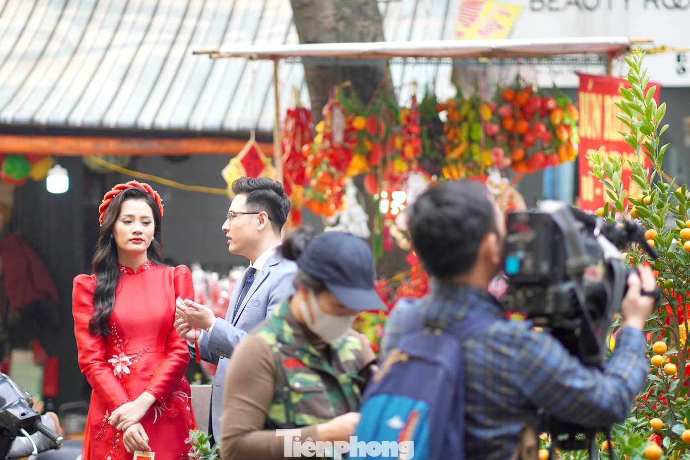 Không gian rực rỡ sắc màu thu hút đông đảo người dân tới chụp ảnh, quay phim lưu giữ kỉ niệm.