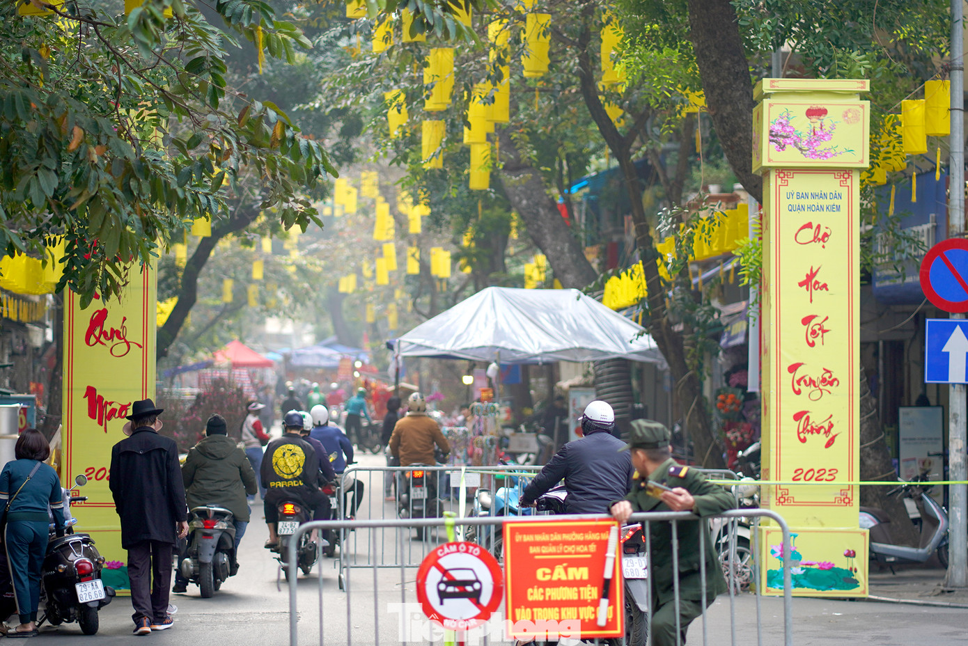 Từ nhiều đời nay, cứ từ rằm tháng Chạp (15 âm lịch), những người trồng hoa lại tụ về mở chợ hoa Tết trên phố Hàng Lược (Hà Nội). Khu vực tổ chức chợ hoa kết hợp thành một khối với các không gian lân cận, tạo nên một nét văn hóa truyền thống đẹp và ý nghĩa của người dân Hà Thành. Trong ảnh: Không gian chợ hoa Tết truyền thống phố Hàng Lược có điểm đầu từ đoạn ngã giao giữa các phố Hàng Cót - Hàng Lược - Phùng Hưng kéo dài tới đoạn giao với phố Hàng Mã.