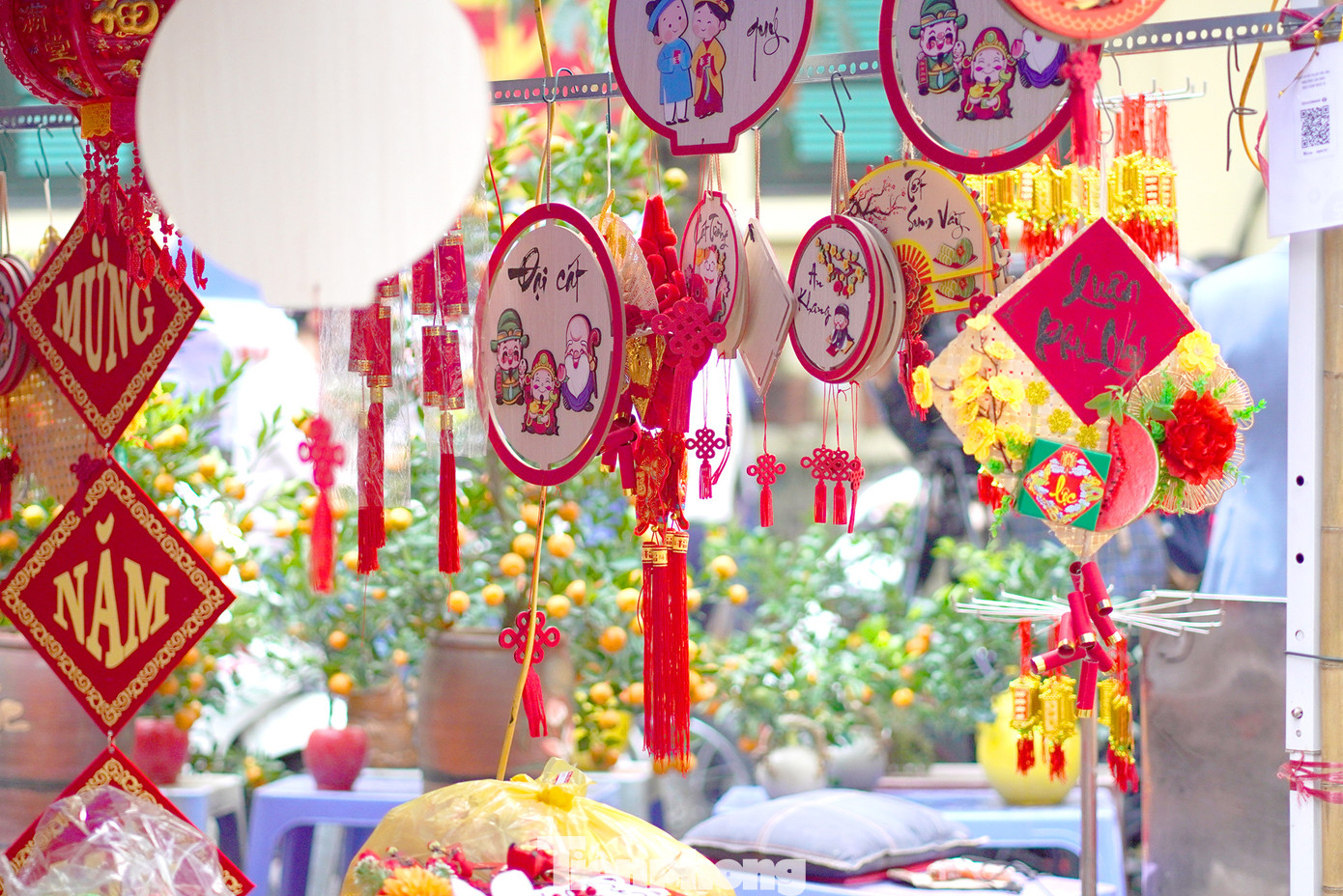 Giữa những quầy hoa rực rỡ sắc màu là các gian hàng bày bán các đồ trang trí, phong bao lì xì.