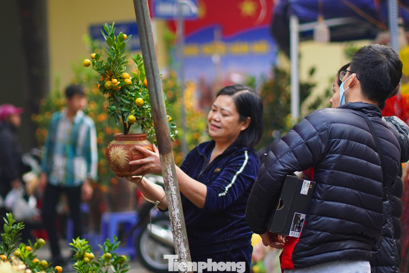 Người Hà Nội đi chợ hoa thường hay ngắm, và cái thú là sự lựa chọn kĩ càng, đôi khi "đi dạo" vài lần mới tìm được nhành hoa, chậu cây ưng ý. Có lẽ cũng chỉ có người Hà Nội mới có câu nói "đi chơi chợ hoa" chứ không phải "đi chợ mua hoa" như nhiều nơi khác. Trong ảnh: Các chậu quất nhỏ xinh được chăm chút tỉ mẩn thu hút sự quan tâm của nhiều người.
