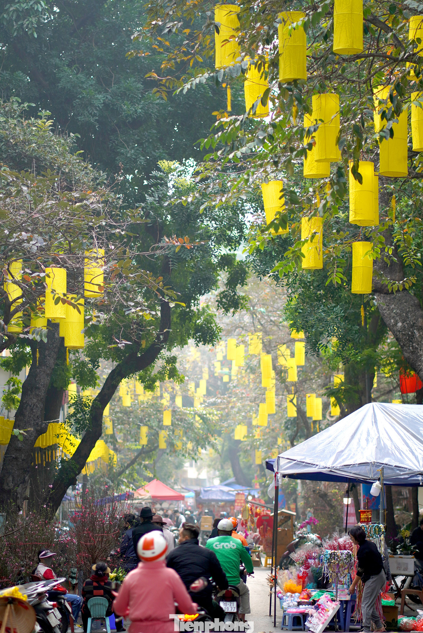 Không gian ấm áp, trang hoàng rực rỡ, cuốn hút đông đảo người dân Thủ đô.