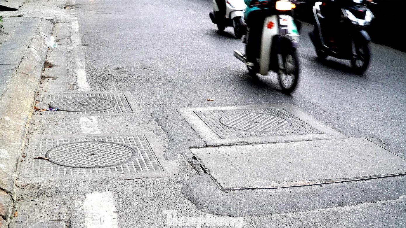 Nắp cống san sát chiếm 3 phần 4 diện tích phần đường chật hẹp còn lại của người tham gia giao thông. Nắp cống san sát chiếm 3 phần 4 diện tích phần đường chật hẹp còn lại của người tham gia giao thông.