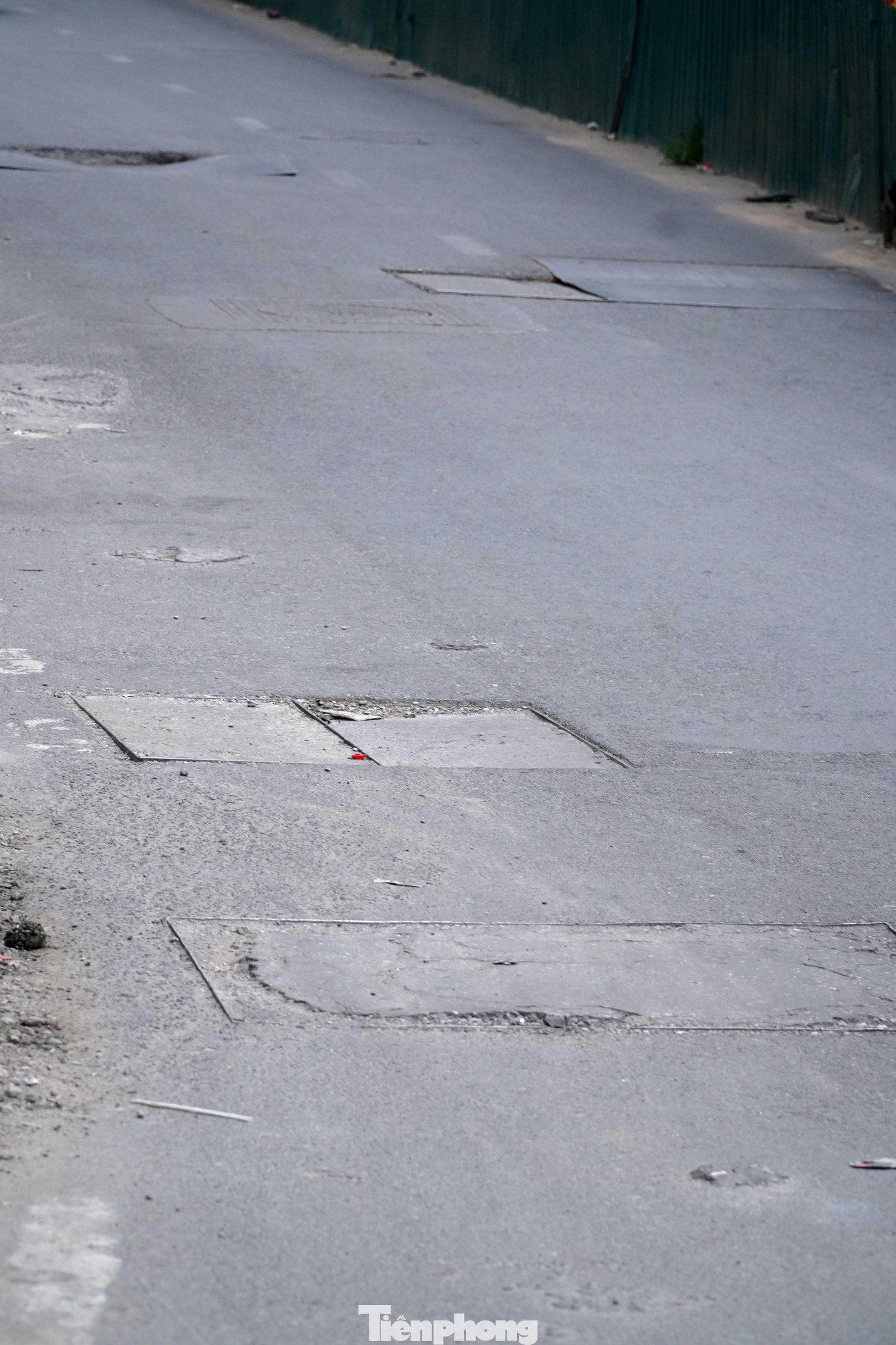 Đáng nói, các nắp đậy này là các tấm đan bê tông nhưng không được lắp khít miệng cống trên mặt đường mà lồi hẳn lên, cao hơn 5cm; Có nắp cao đến gần 10cm. Lại có nắp do xe đi lại nhiều, tạo thành rãnh ổ gà ngay sát cạnh nắp. Đáng nói, các nắp đậy này là các tấm đan bê tông nhưng không được lắp khít miệng cống trên mặt đường mà lồi hẳn lên, cao hơn 5cm; Có nắp cao đến gần 10cm. Lại có nắp do xe đi lại nhiều, tạo thành rãnh ổ gà ngay sát cạnh nắp.