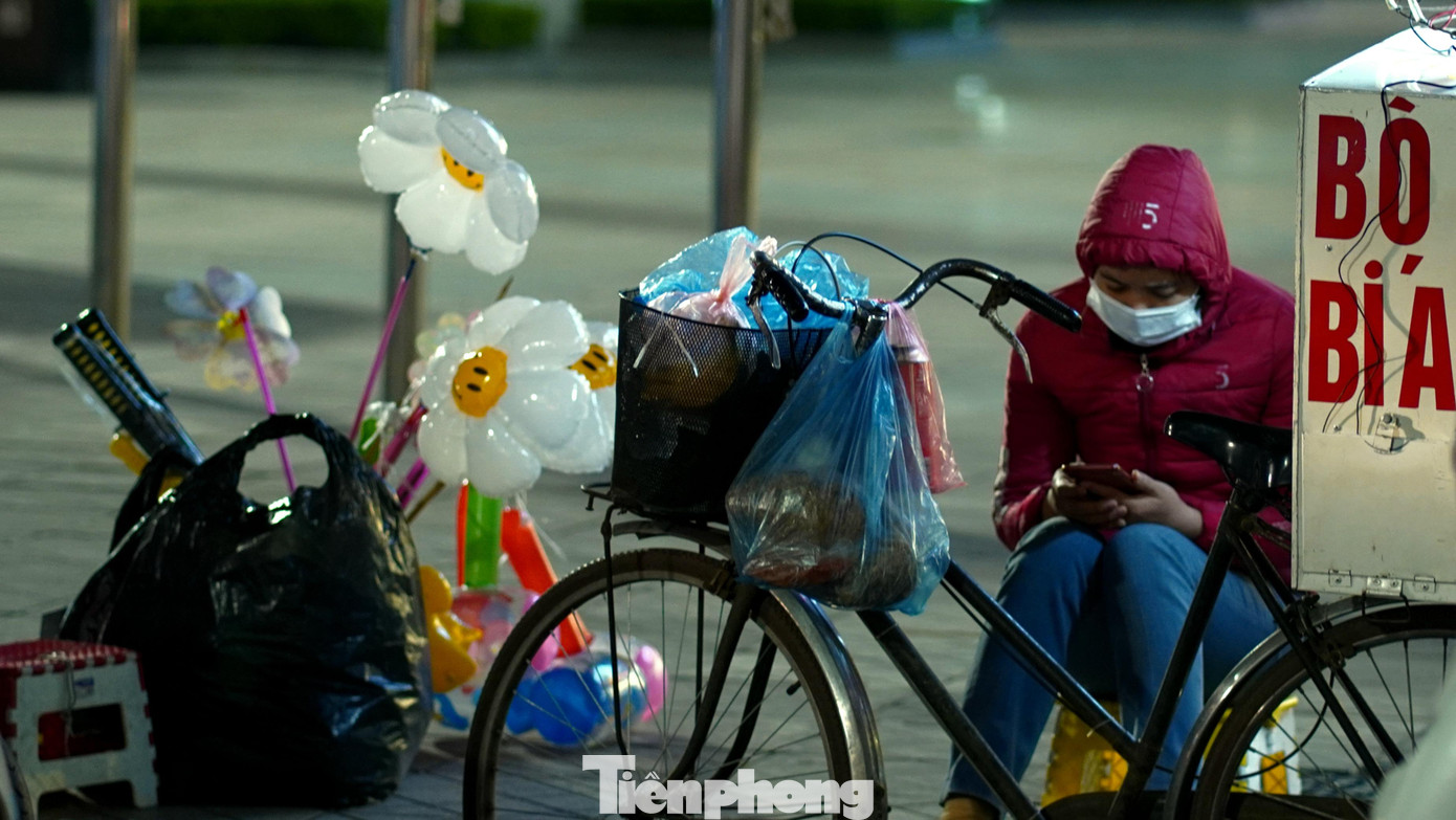 Người bán bóng bay và đồ ăn vặt hè phố co ro trên một góc vỉa hè khu phố Bà Triệu.