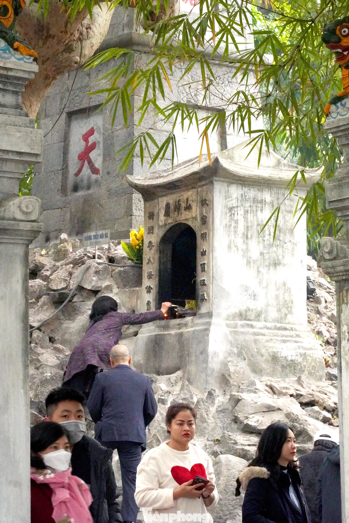 Người dân làm lễ ở khu vực Tháp Bút.