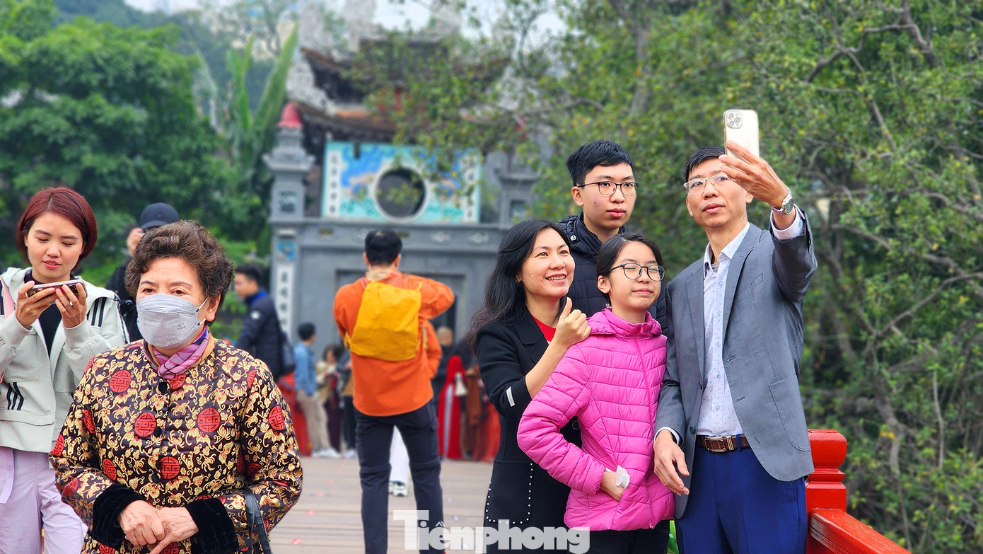 Một gia đình nhỏ hạnh phúc khoảnh khắc tân Xuân trên cầu Thê Húc.