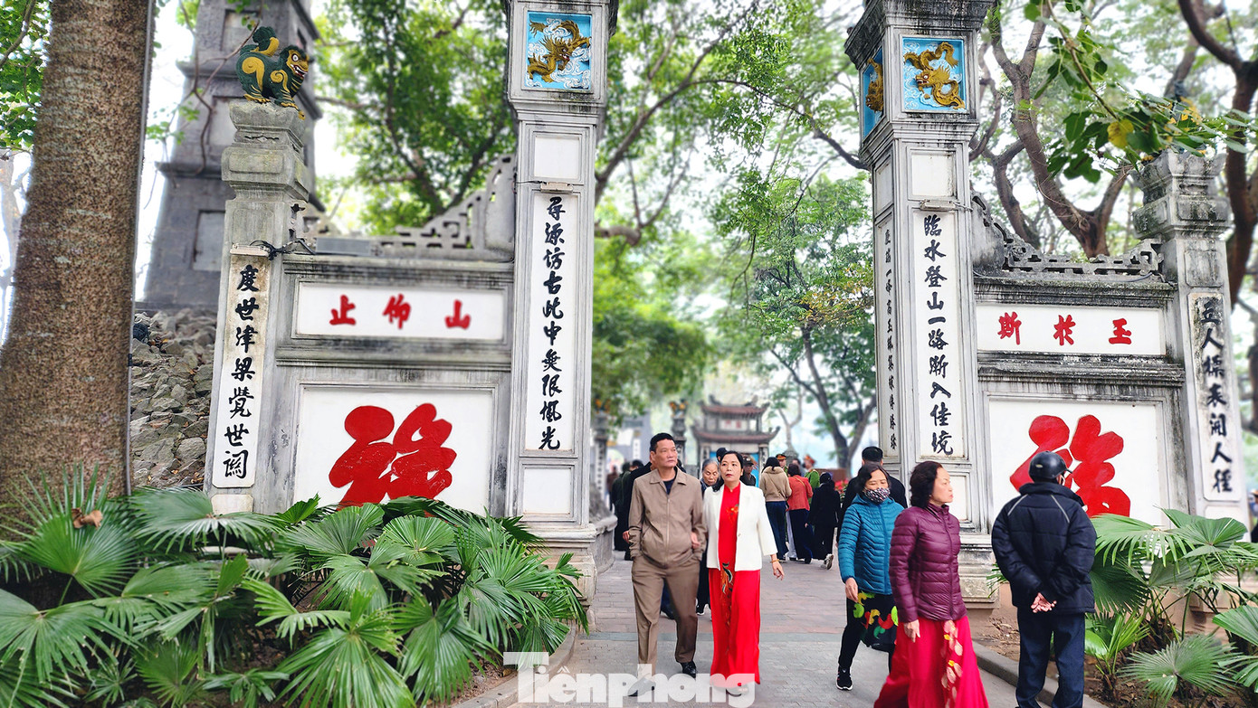 Người dân nô nức đi lễ Đền Ngọc Sơn (Hồ Gươm)