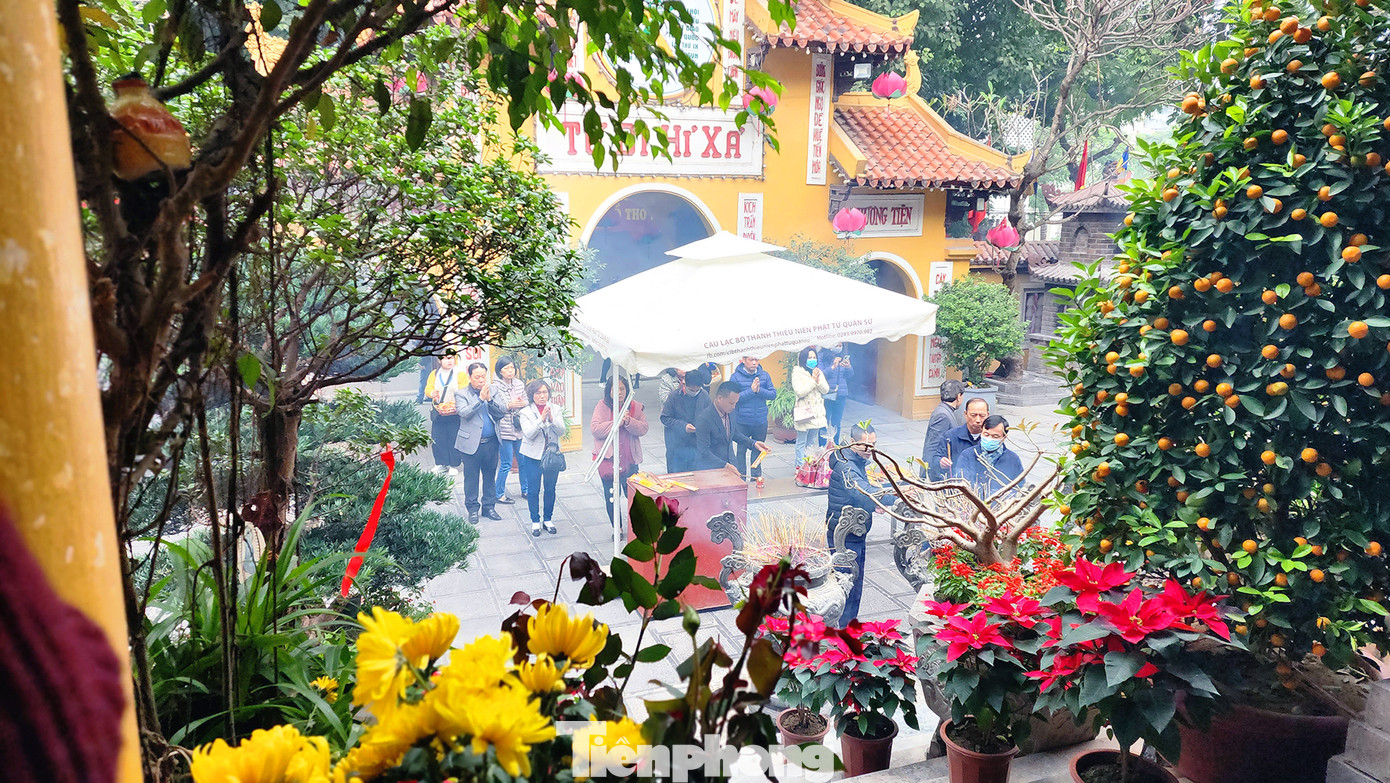 Không đông đúc dồn vào một như thời điểm lúc giao thừa. Trong ngày mùng 1, người dân tới đây vẫn nườm nượp, yên tĩnh và trang nghiêm.