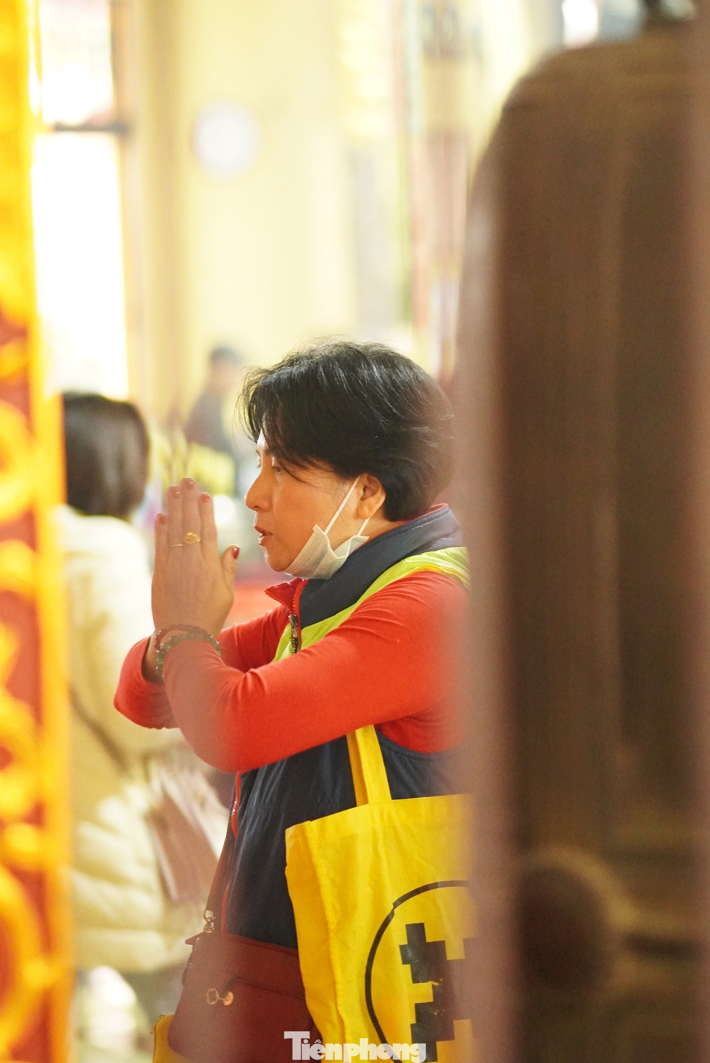 Chị Thanh (phố Hàng Bạc - Hà Nội) chia sẻ: "Theo truyền thống từ thời ông bà tôi, trong buổi sáng ngày mùng 1 Tết là nhà tôi lại đi lễ lần lượt ba ngôi chùa, có năm thay đổi nơi khác nhưng hầu như năm nào cũng đến đây để cầu an, mong cho sức khỏe, thuận hòa"