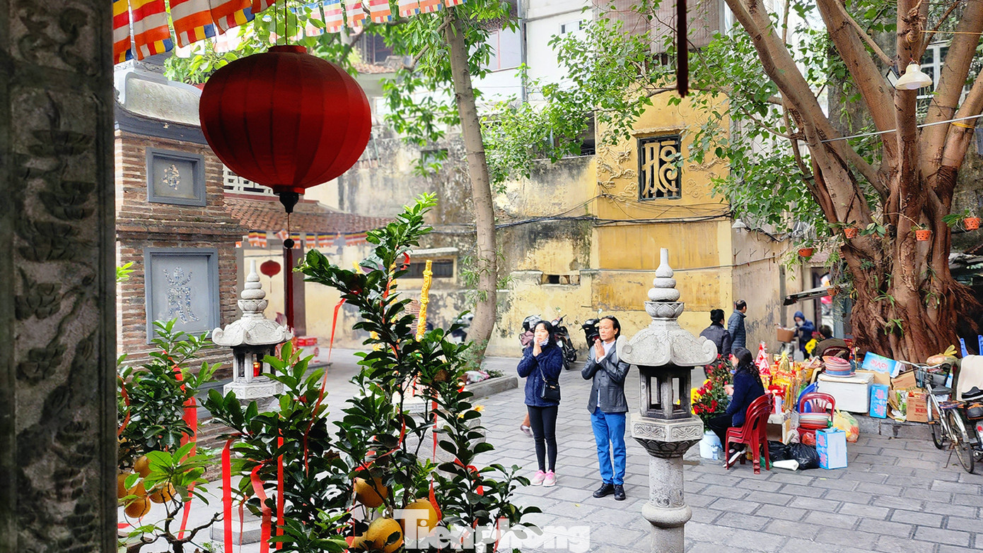 Lễ đầu năm tại CHùa Bà Đá (phố Nhà Thờ - Hà Nội)