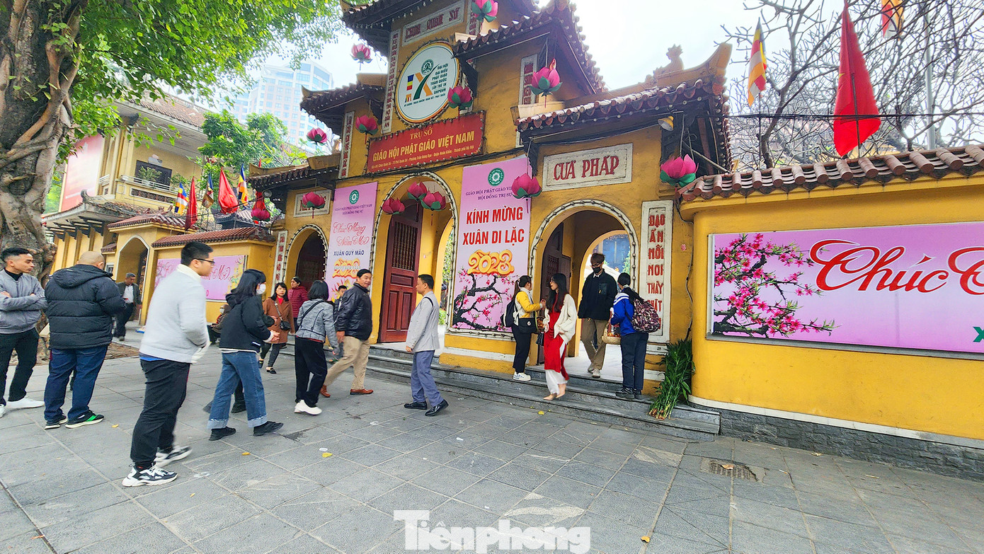 Một trong những điểm đến được nhiều người dân Hà Thành lựa chọn tới cầu an cho năm mới là chùa Quán Sứ.