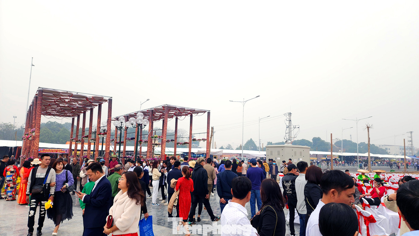 Cho tới khoảng 10h30, lượng du khách và người dân quanh vùng di chuyển tới đã tăng lên đáng kể.