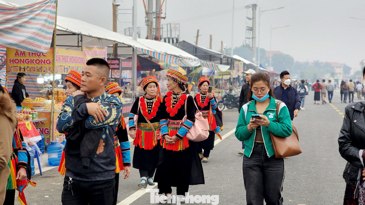 Đoàn du khách từ Bắc Kạn này khởi hành từ lúc trời còn chưa sáng, vượt qua hơn 160 km để đi hội đầu xuân ở vùng Lim.
