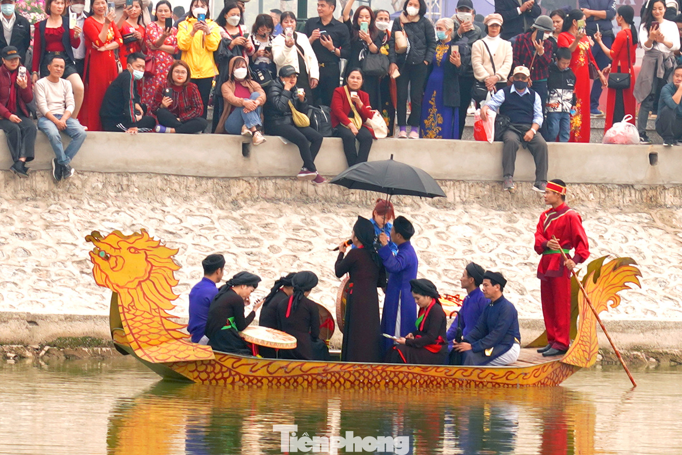 Các nghệ nhân "ngồi tựa mạn thuyền" giao lưu với khán giả trong các làn điệu dân ca vùng Kinh Bắc.