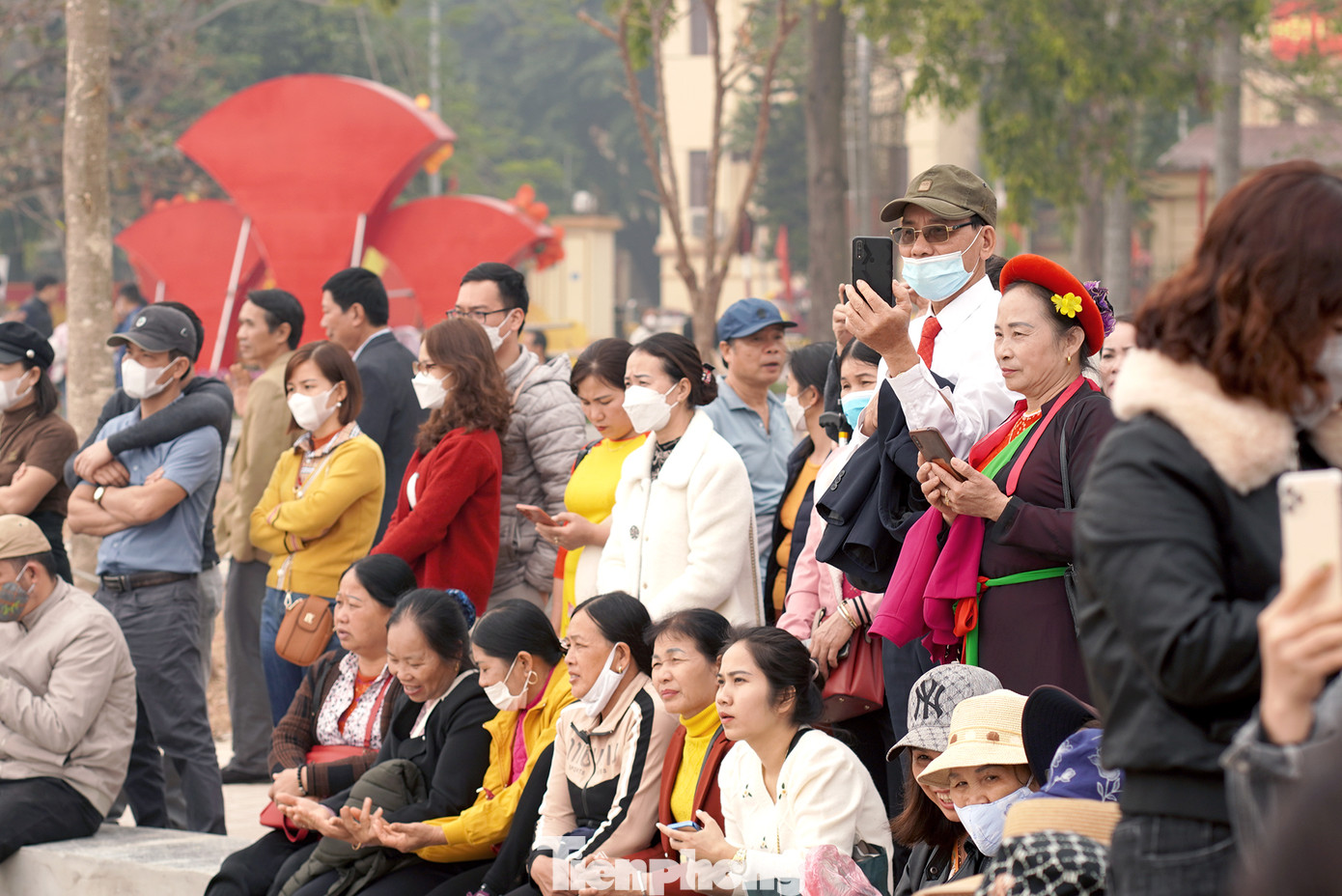 Người dân và du khách say mê xem hội.