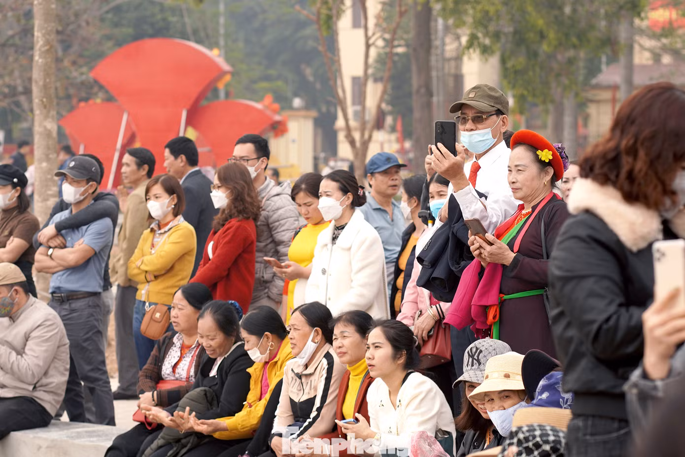 Người dân và du khách say mê xem hội.