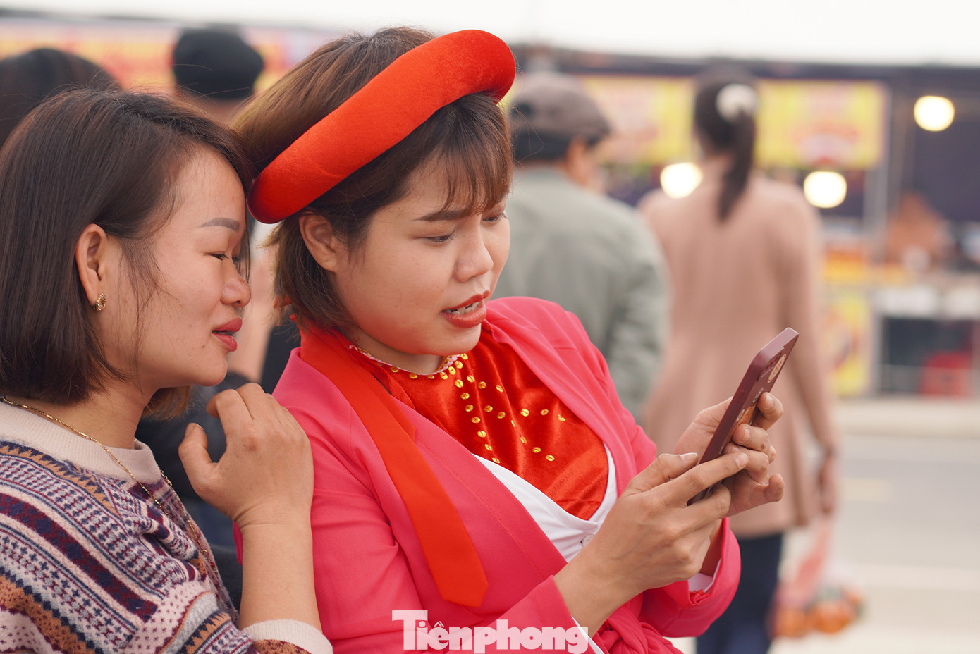 Chị Vân ( thôn Lộ Bao - Tiên Du - Bắc Ninh) chia sẻ: "Tôi tự hào về lễ hội này của quê hương. Quê tôi ai cũng hát được Quan họ, đến hội Lim là phải có cả chơi cả hát thì mới đủ cái thú đi hội Xuân của các cụ từ xưa".