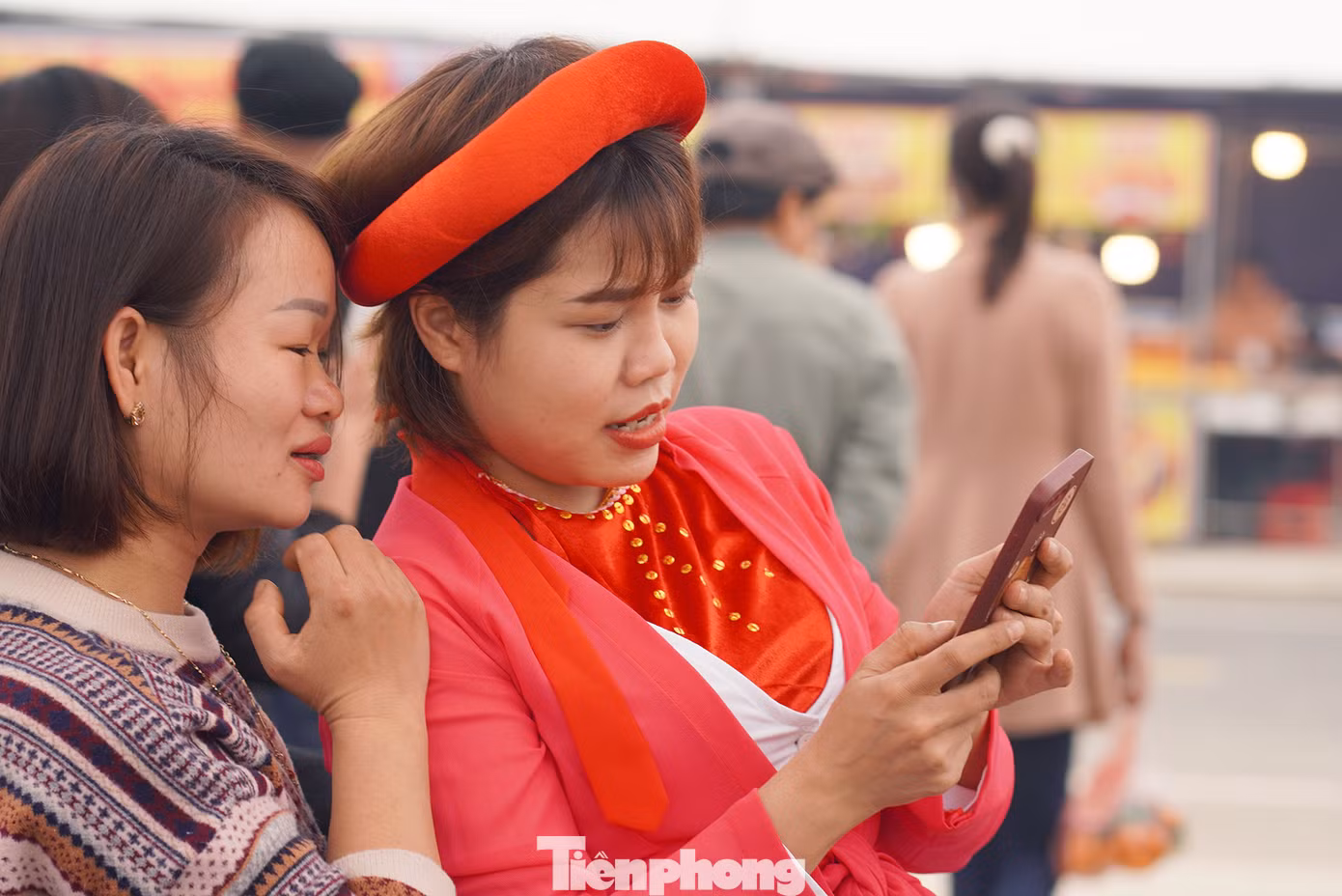 Chị Vân ( thôn Lộ Bao - Tiên Du - Bắc Ninh) chia sẻ: "Tôi tự hào về lễ hội này của quê hương. Quê tôi ai cũng hát được Quan họ, đến hội Lim là phải có cả chơi cả hát thì mới đủ cái thú đi hội Xuân của các cụ từ xưa".