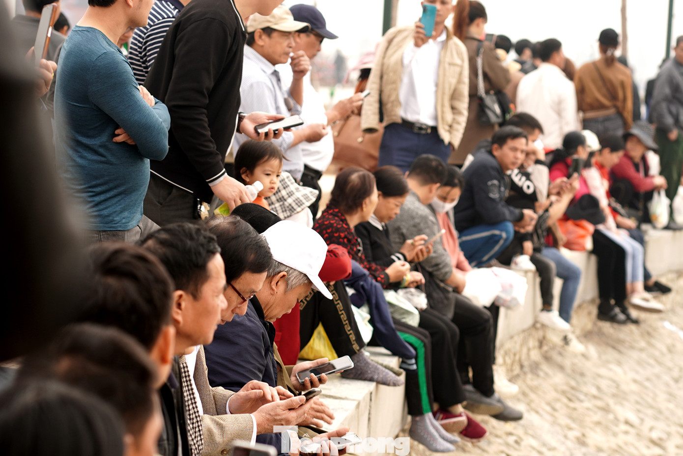 Sức cuốn hút của các làn điệu Quan họ khiến khán giả tụ tập chật ních cả hai bên bờ hồ.