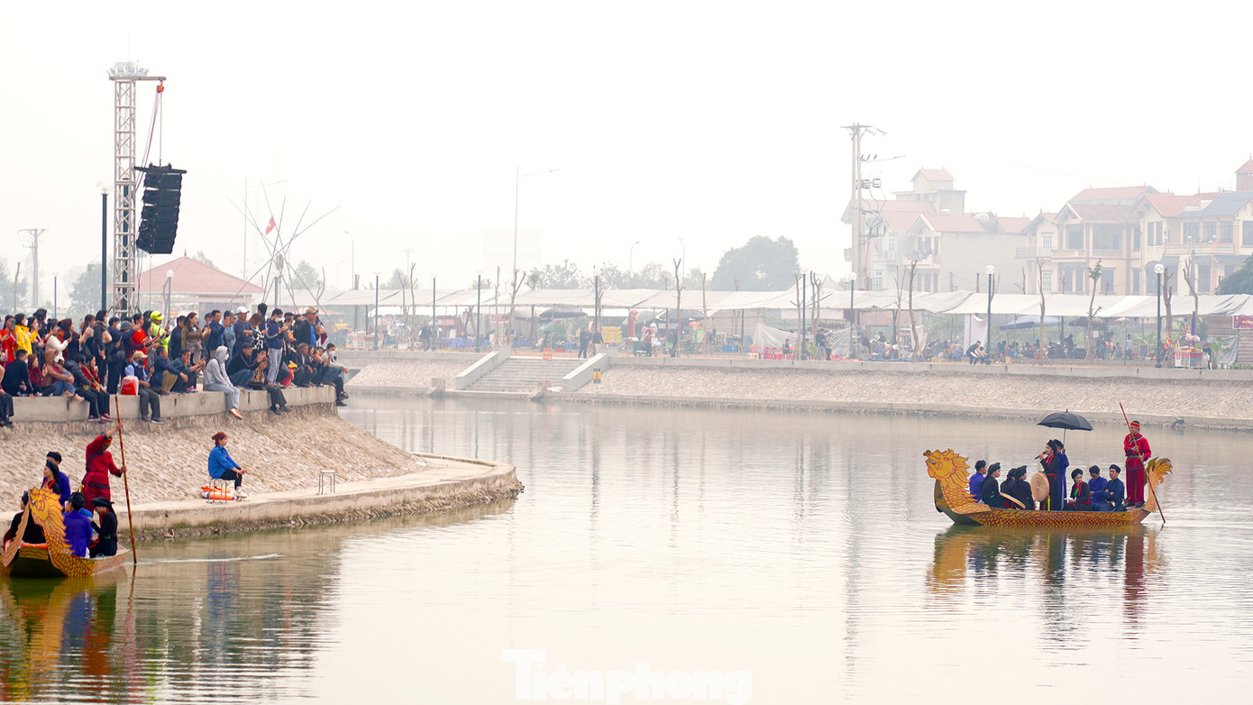 Đông đảo người dân và du khách tập trung khu vực quanh hồ thưởng thức chương trình văn nghệ.