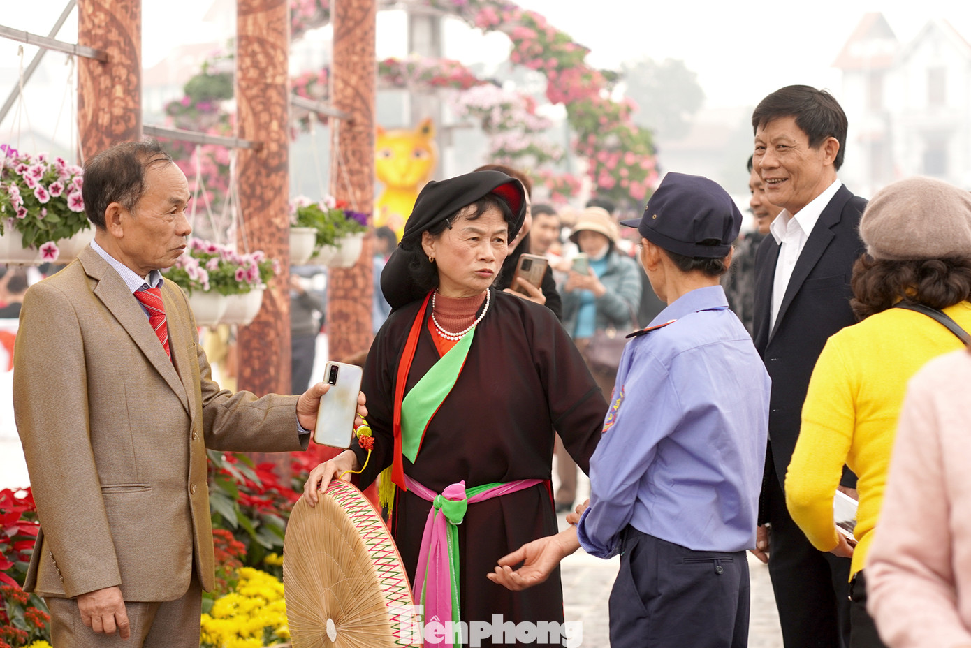 Người dân và các nghệ nhân Quan họ cũng tranh thủ chụp những bức ảnh lưu giữ kỷ niệm tân xuân tại Lễ hội.