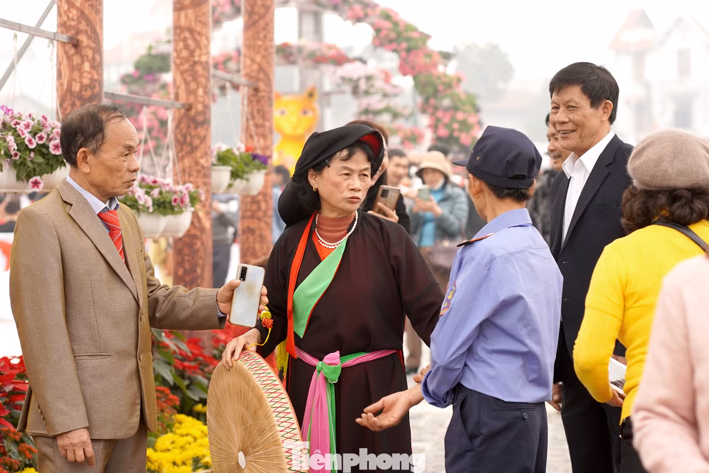 Người dân và các nghệ nhân Quan họ cũng tranh thủ chụp những bức ảnh lưu giữ kỷ niệm tân xuân tại Lễ hội.