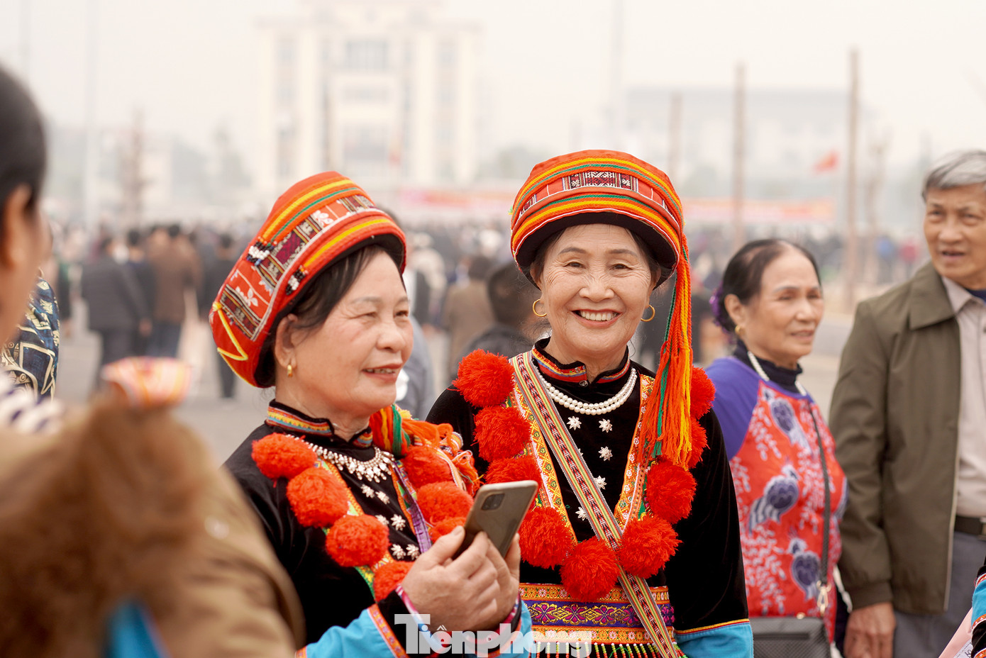 Bà Lý Thị Liên ( dân tộc Dao Đỏ - Bắc Kạn) cho biết: " Tôi đến đây từ sớm lắm, cả đoàn đã đi khắp một vòng cả khu hội. Nhiều cái hay cái lạ mà với tôi cũng chưa biết tên gọi là gì. Bây giờ cả đoàn vòng lại thêm vài vòng nữa rồi hỏi và học thử xem có hát, có làm được như các nghệ nhân ở đây không. Tôi thấy háo hức và thú vị vô cùng".