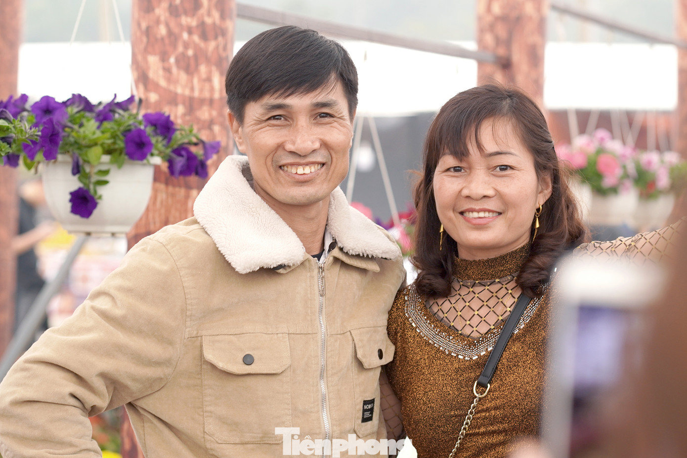 Hai du khách tới từ Yên Bái chia sẻ: " Đây là lần đầu chúng tôi đến hội Lim, trước đây chủ yếu xem trên đài và đọc báo. Lần đầu tiên tới mới cảm nhận được không khí lễ hội thật tuyệt vời. Cảm nhận bất ngờ nhất có lẽ là việc ở đây diễn ra nhiều hoạt động văn hóa, mọi người ca hát ở khắp nơi và còn có các quán hàng ăn rất ngon".