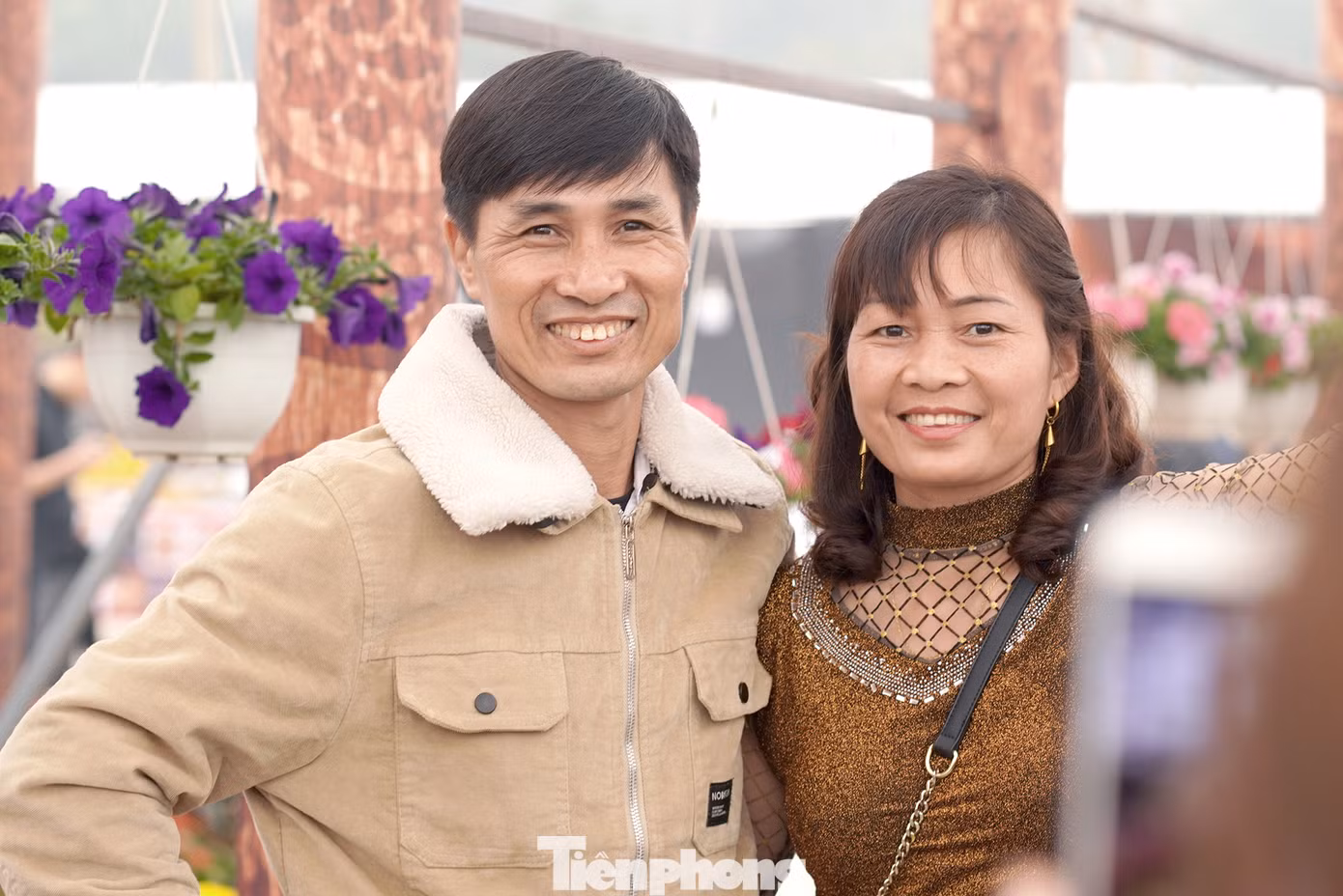 Hai du khách tới từ Yên Bái chia sẻ: " Đây là lần đầu chúng tôi đến hội Lim, trước đây chủ yếu xem trên đài và đọc báo. Lần đầu tiên tới mới cảm nhận được không khí lễ hội thật tuyệt vời. Cảm nhận bất ngờ nhất có lẽ là việc ở đây diễn ra nhiều hoạt động văn hóa, mọi người ca hát ở khắp nơi và còn có các quán hàng ăn rất ngon".