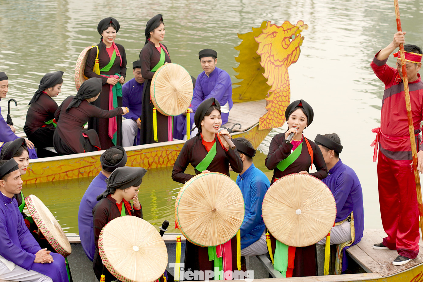 Đa phần các bài hát được thể hiện ở điệu "giọng lề lối" nhẹ nhàng, luyến láy đầy cuốn hút.