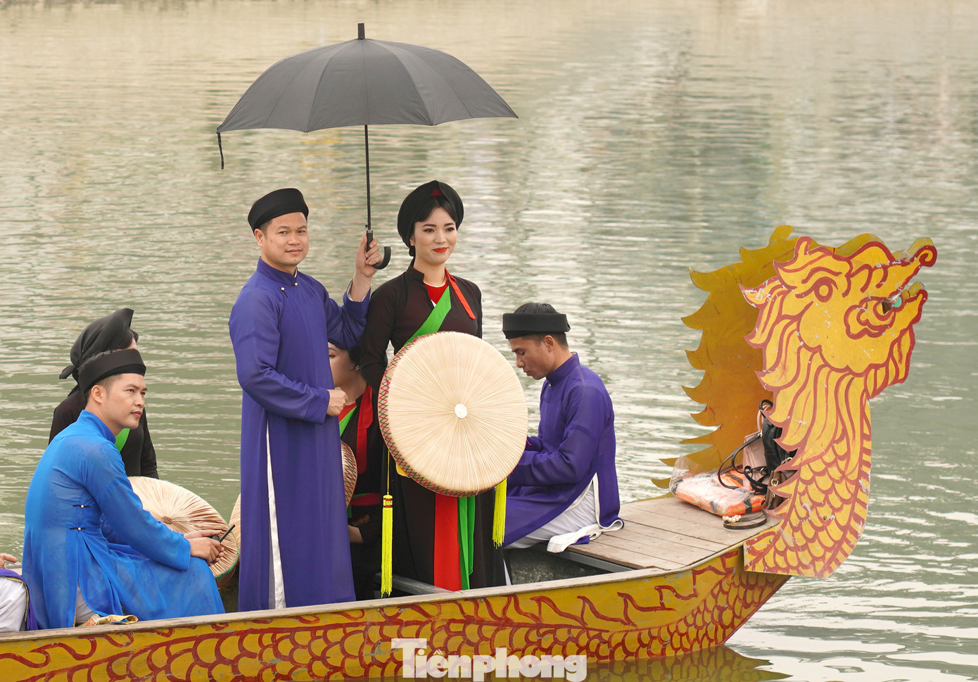 Các nghệ nhân rạng rỡ trong trang phục "liền anh, liền chị".