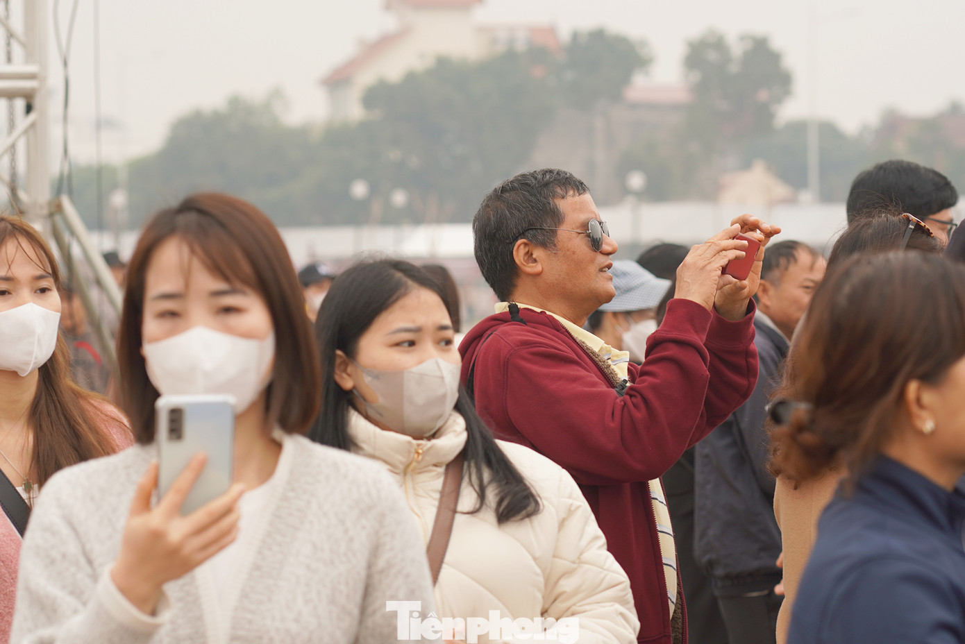 Nhiều người tranh thủ ghi hình những khúc hát dân ca Quan họ trữ tình, đằm thắm.