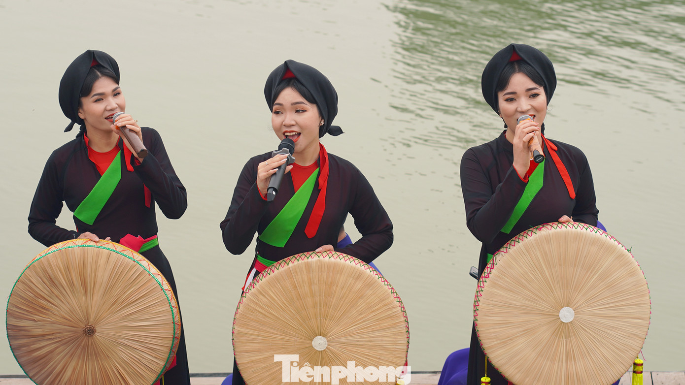 Các liền chị hát điệu "La rằng, Tình tang".