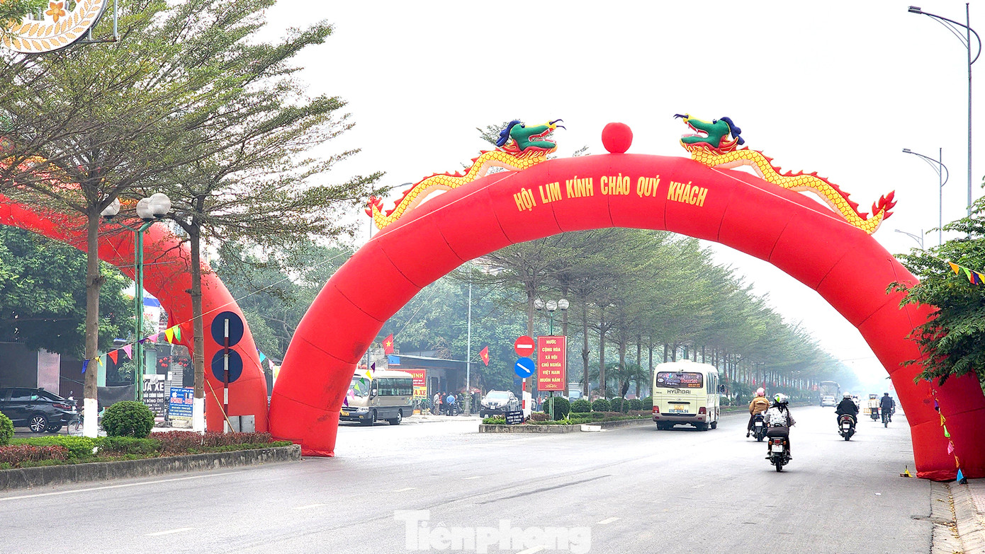 Cổng chào trang trọng đón du khách đến với Hội Lim 2023.