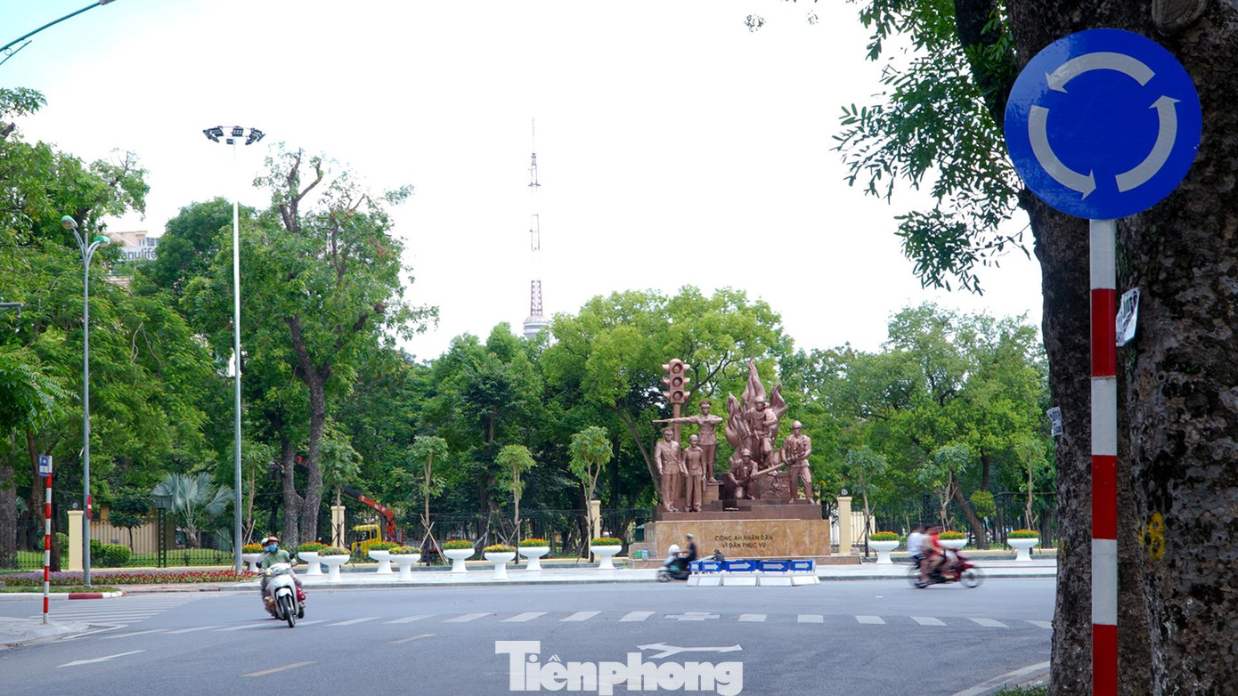 Khu vực Tượng đài "Công an nhân dân vì dân phục vụ" sắp khánh thành được điều chỉnh luồng giao thông với bùng binh, vạch kẻ đường và biển chỉ dẫn mới.