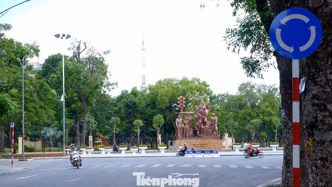 Khu vực Tượng đài "Công an nhân dân vì dân phục vụ" sắp khánh thành được điều chỉnh luồng giao thông với bùng binh, vạch kẻ đường và biển chỉ dẫn mới. Khu vực Tượng đài "Công an nhân dân vì dân phục vụ" sắp khánh thành được điều chỉnh luồng giao thông với bùng binh, vạch kẻ đường và biển chỉ dẫn mới.
