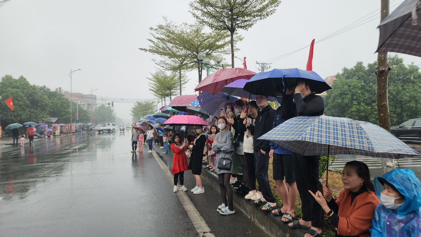 Người dân xếp hàng xem lễ chật kín hai bên đường. Hội Lim thường được kéo dài trong khoảng 3 ngày (từ 12 đến 14 tháng Giêng âm lịch hàng năm), trong đó ngày 13 là chính hội với nhiều hoạt động tập trung. Bởi vậy du khách cũng tập trung du lịch Bắc Ninh vào ngày 13 để có mặt tại hội Lim trong chính hội.