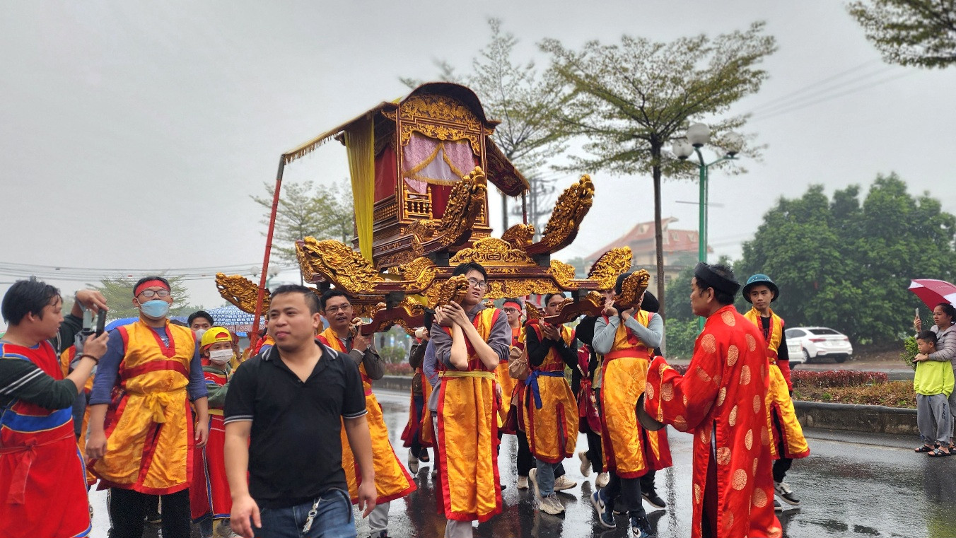 Kiệu rước trả đón sắc phong của thôn thờ tự năm nay.